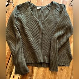 Womens V-Neck Ribbed Sweater - Olive Green